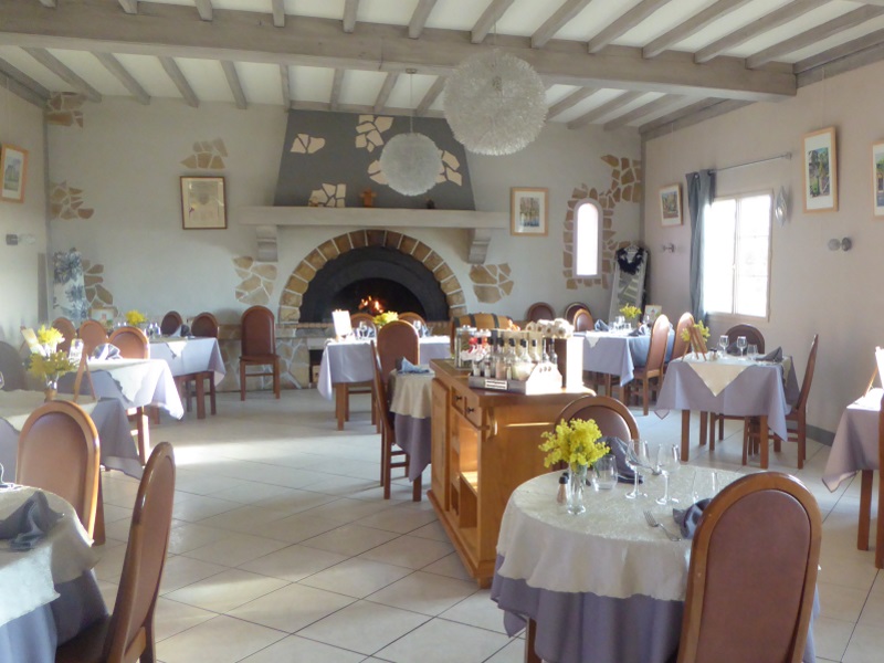 salle du restaurant et sa cheminée Auberge du Moulin à Castelsarrasin