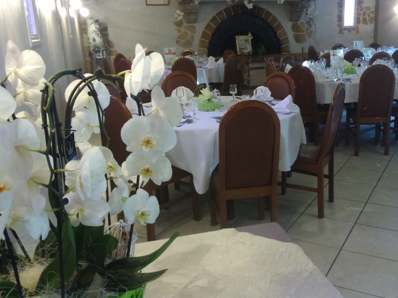 La salle avec cheminée du restaurant l'Auberge du Moulin à Castelsarrasin